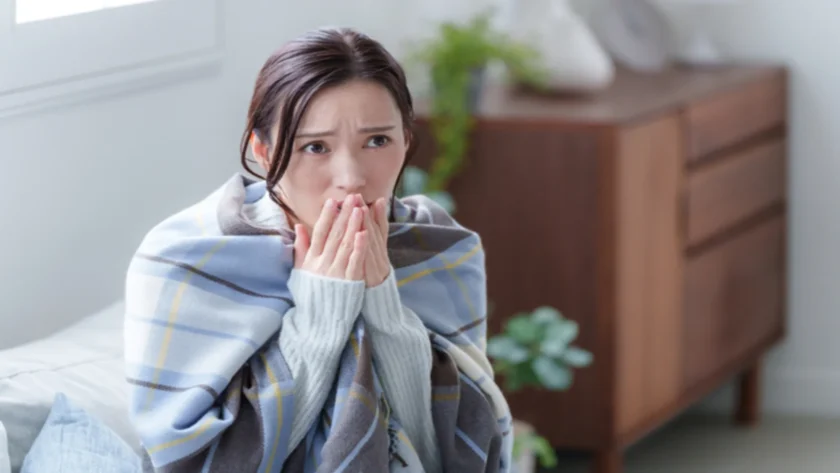手先の冷えを感じている女性