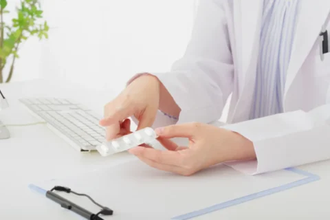 薬の説明をする医師の手元