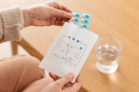 薬を手にする女性の手元