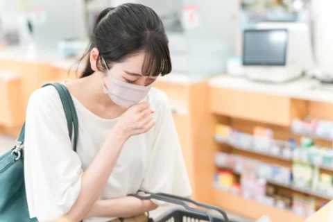 薬を買いに来た花粉症の女性