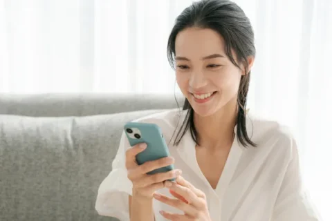 スマホでオンライン診療を受ける女性
