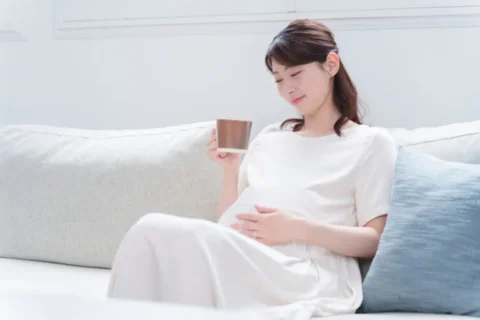 妊娠中の便秘の悩みが解消しリラックスして過ごしている妊婦