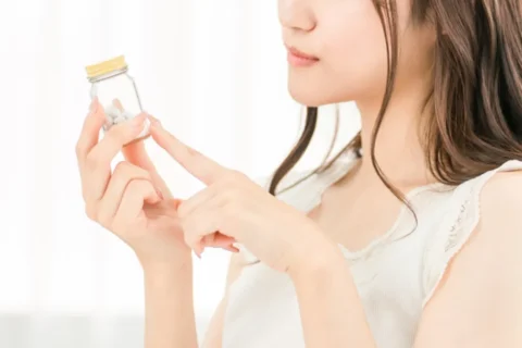 市販の便秘薬を使うか迷っている女性