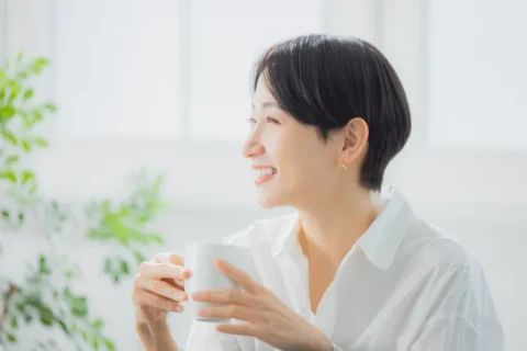 体の不調から解放されて笑顔の女性