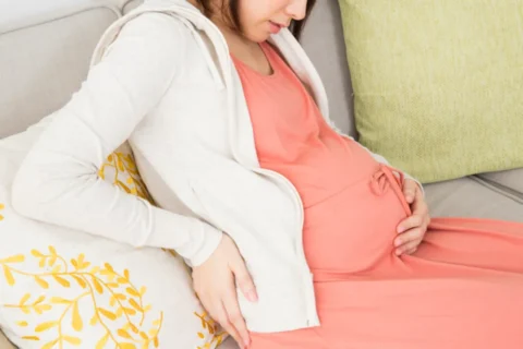 妊娠によりお腹が重たい妊婦
