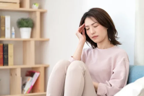頭痛が辛い女性