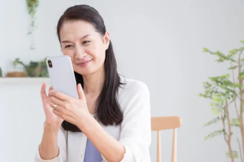 スマホでオンライン受診をする女性