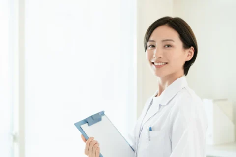 白衣を着た女性医師から効果の説明