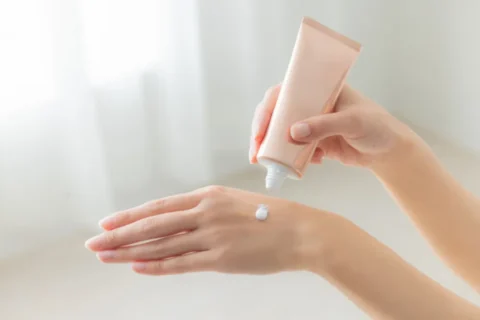 ハンドクリームを手に塗る手元