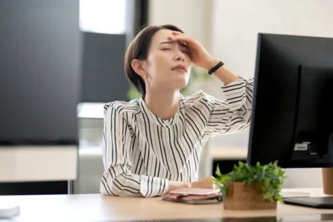 仕事中に頭痛が気になる女性