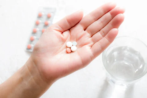 手のひらにのせた錠剤の薬