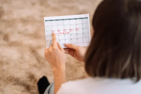 カレンダーを確認する女性