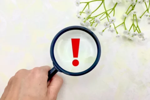 虫眼鏡の中に！マークがある